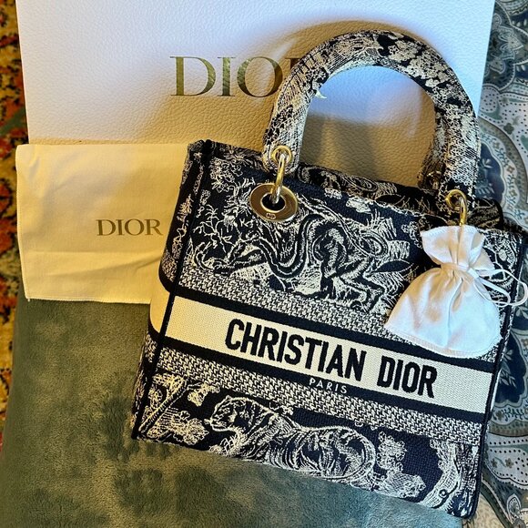 100% Authentic Dior: Medium Lady D-Lite Bag, Canvas Blue Toile de Jouy Embroider - Picture 1 of 15